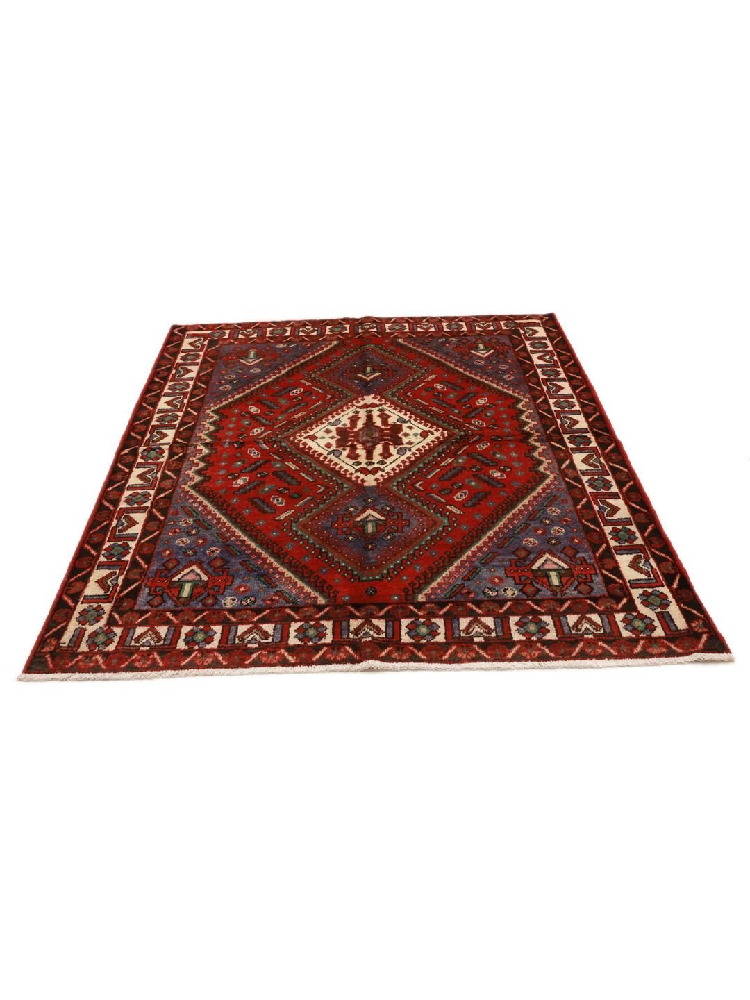 Een handgeknoopt Joshaghan-tapijt uit het Midden-Oosten in tinten rood en blauw.
