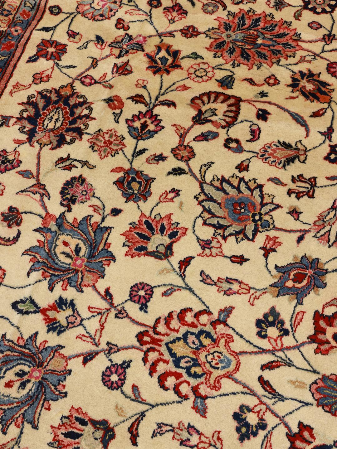 Met de hand geknoopt Yazd-tapijt uit het Midden-Oosten met een beige veld en bloemmotieven.