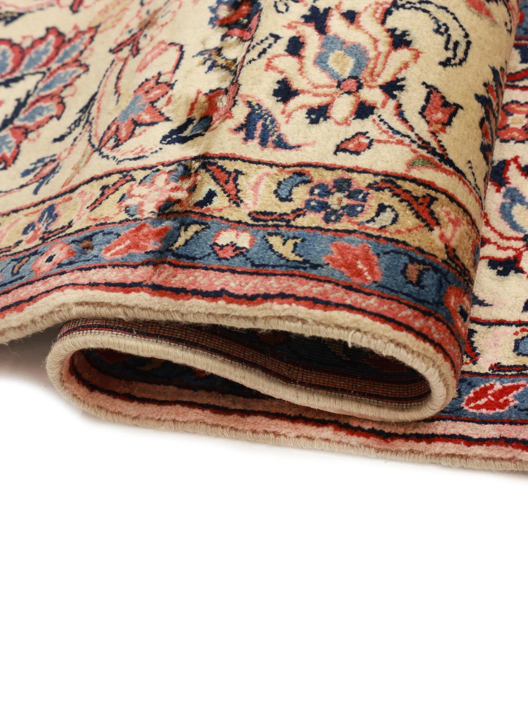 Met de hand geknoopt Yazd-tapijt uit het Midden-Oosten met een beige veld en bloemmotieven.