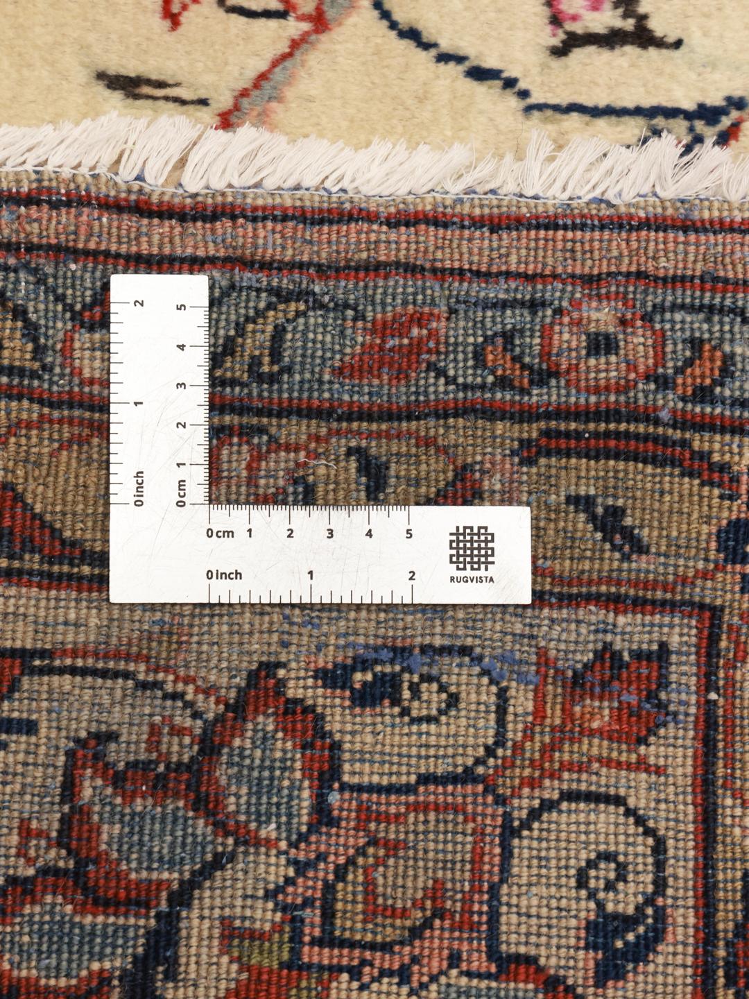 Met de hand geknoopt Yazd-tapijt uit het Midden-Oosten met een beige veld en bloemmotieven.