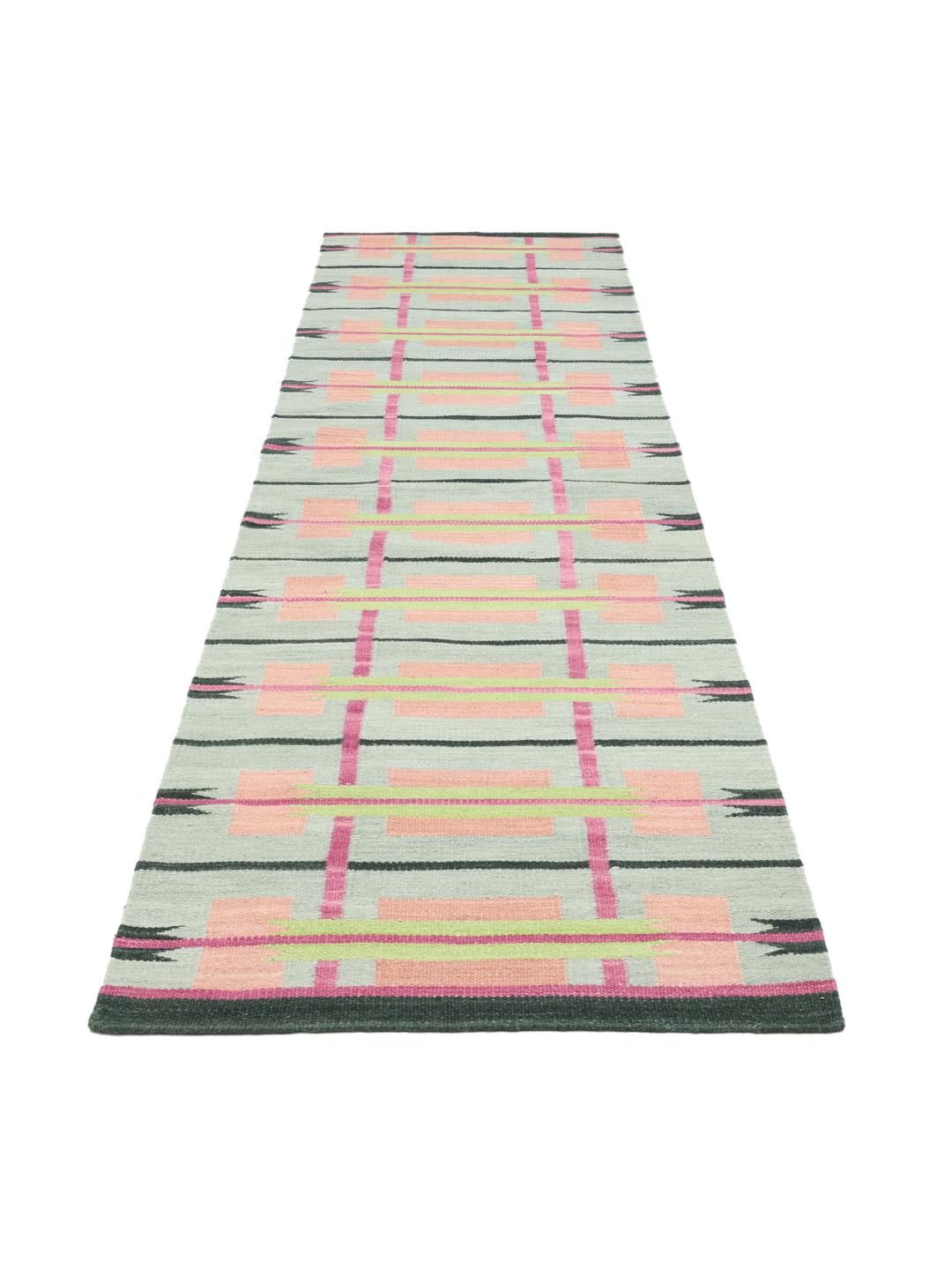 Tapis de couloir vert avec un motif géométrique
