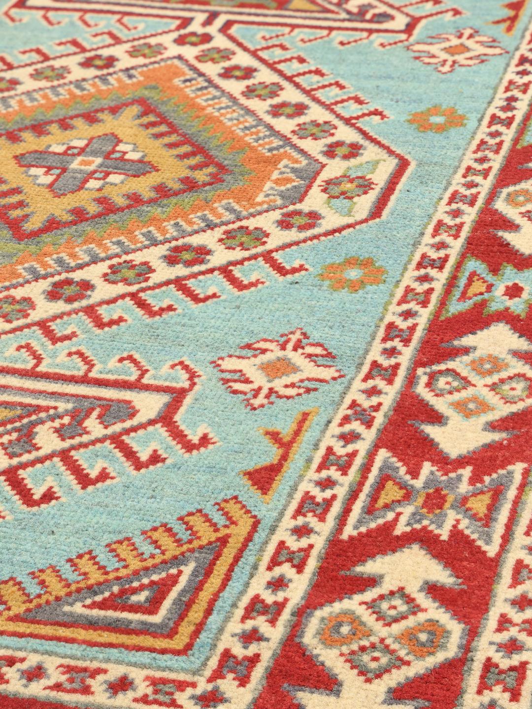 Handgeknoopt Afghaans Kazak-tapijt met een levendig lichtblauw veld en geometrische patronen.