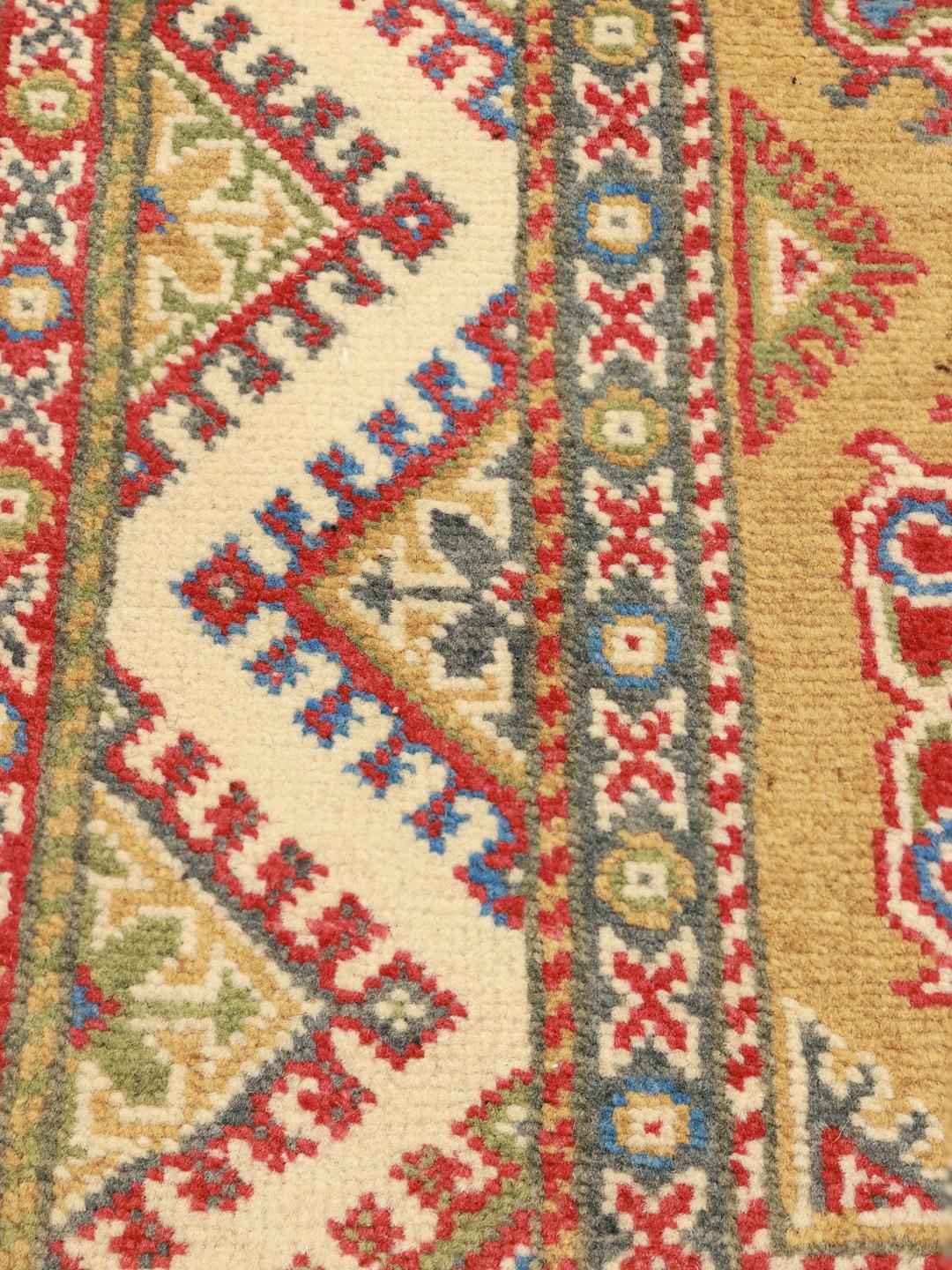 Kazak-tapijt met geometrische patronen in geel, rood en blauw uit Afghanistan