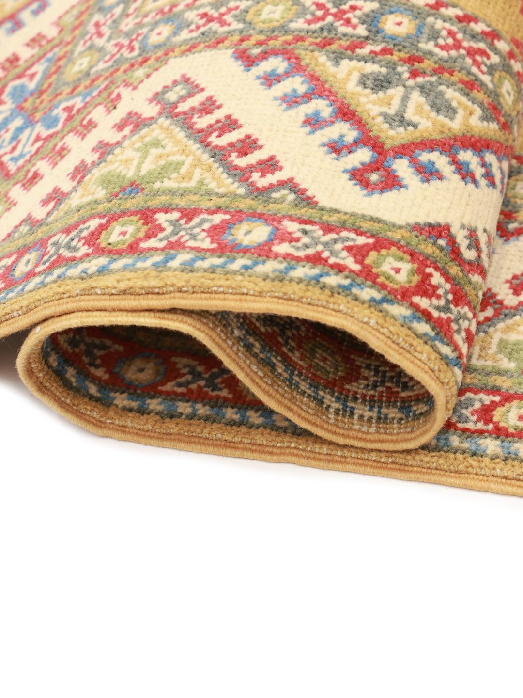 Kazak-tapijt met geometrische patronen in geel, rood en blauw uit Afghanistan