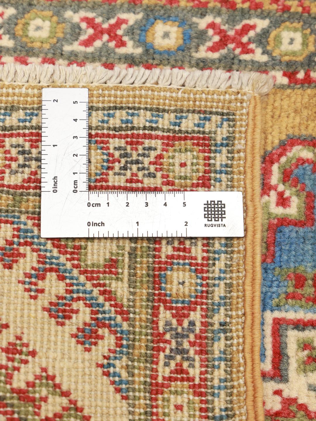 Kazak-tapijt met geometrische patronen in geel, rood en blauw uit Afghanistan