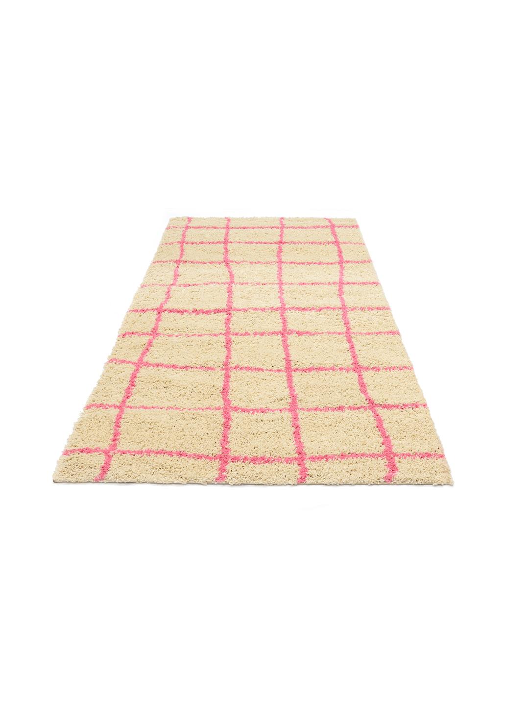 En beige løber med et pink grid-mønster