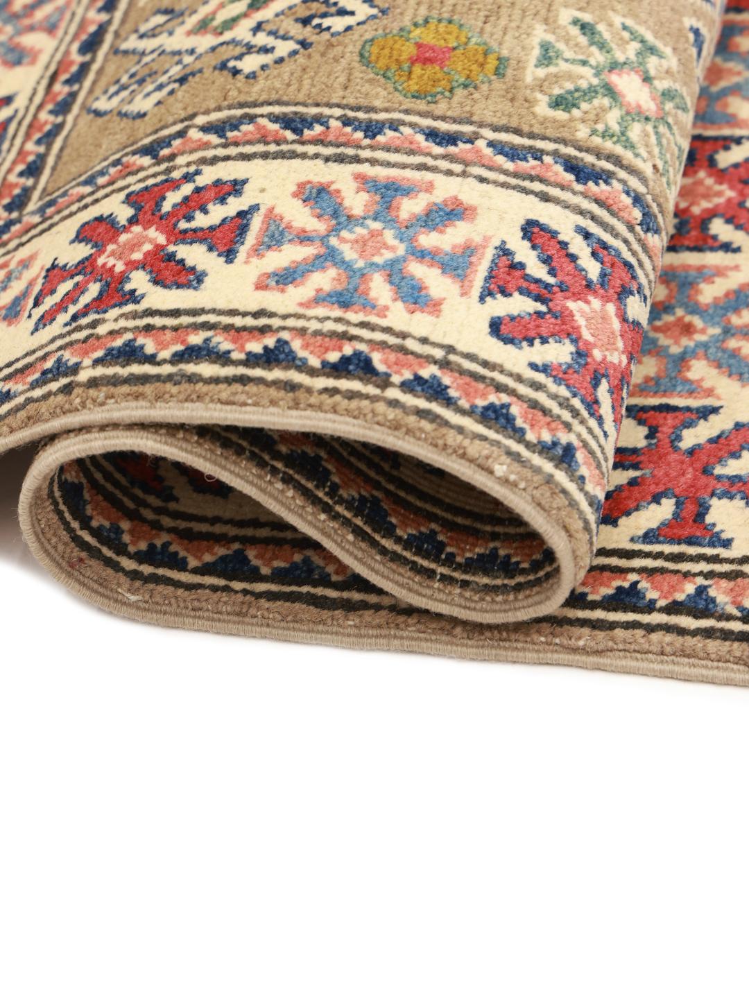 Handgeknoopt Kazak-tapijt uit Afghanistan met bruine, rode en blauwe geometrische motieven.