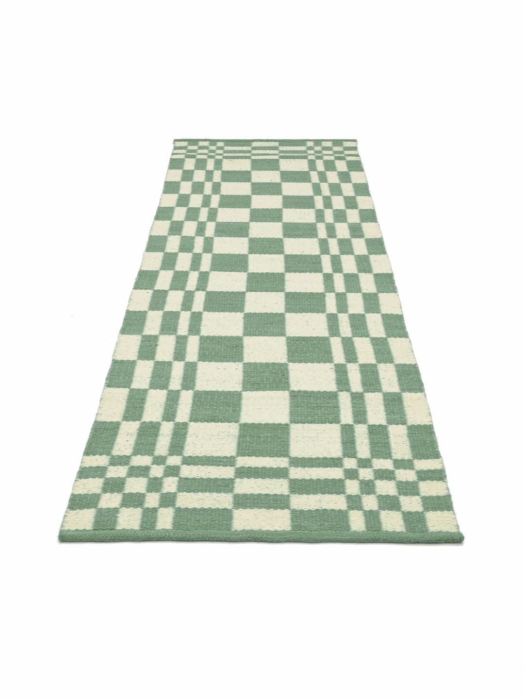 Un tapis de couloir à carreaux vert et ivoire