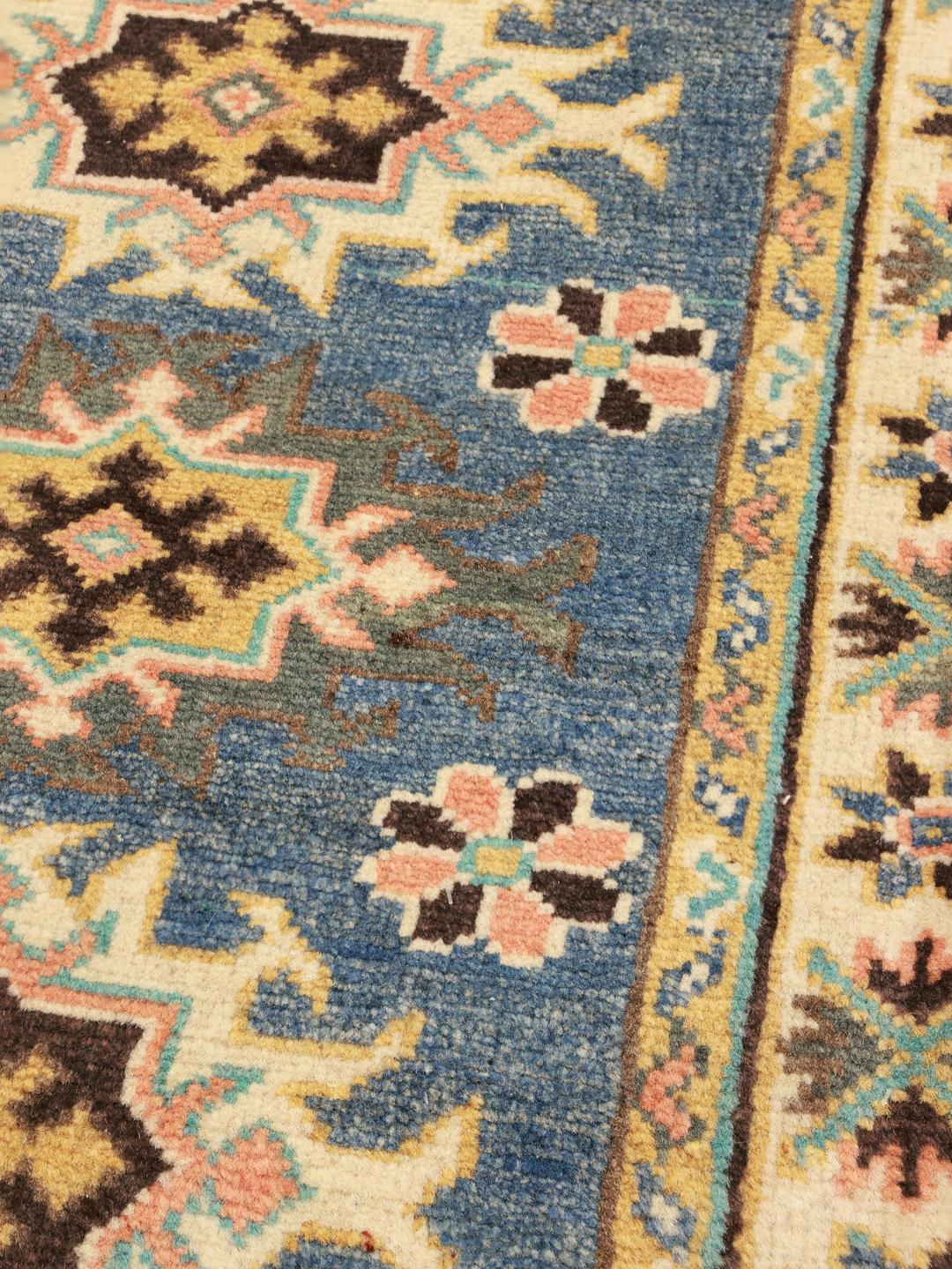 Handgeknoopt Afghaans Kazak-tapijt met blauw veld en geometrische motieven