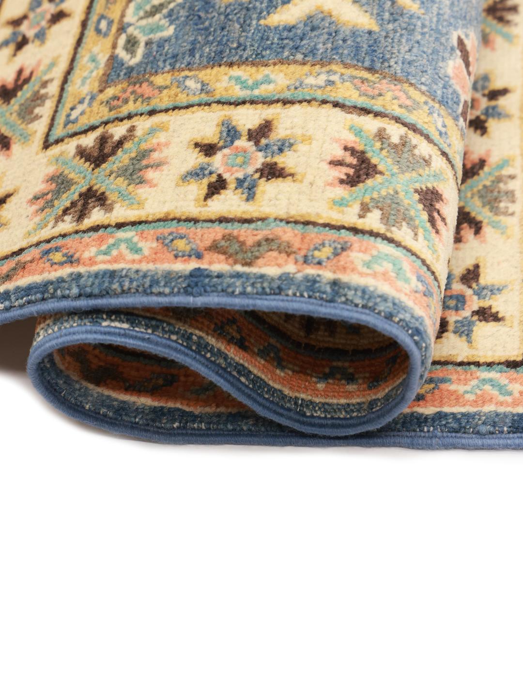 Handgeknoopt Afghaans Kazak-tapijt met blauw veld en geometrische motieven