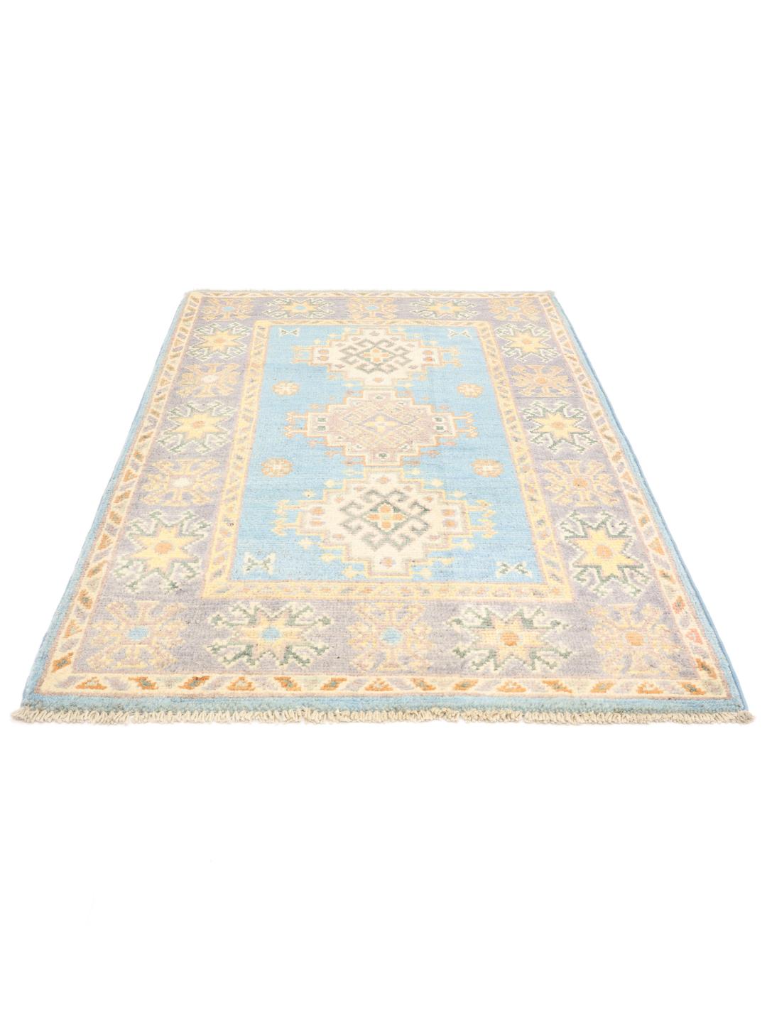 Handgeknoopt Afghaans Kazak-tapijt met blauwe achtergrond en geometrische motieven.