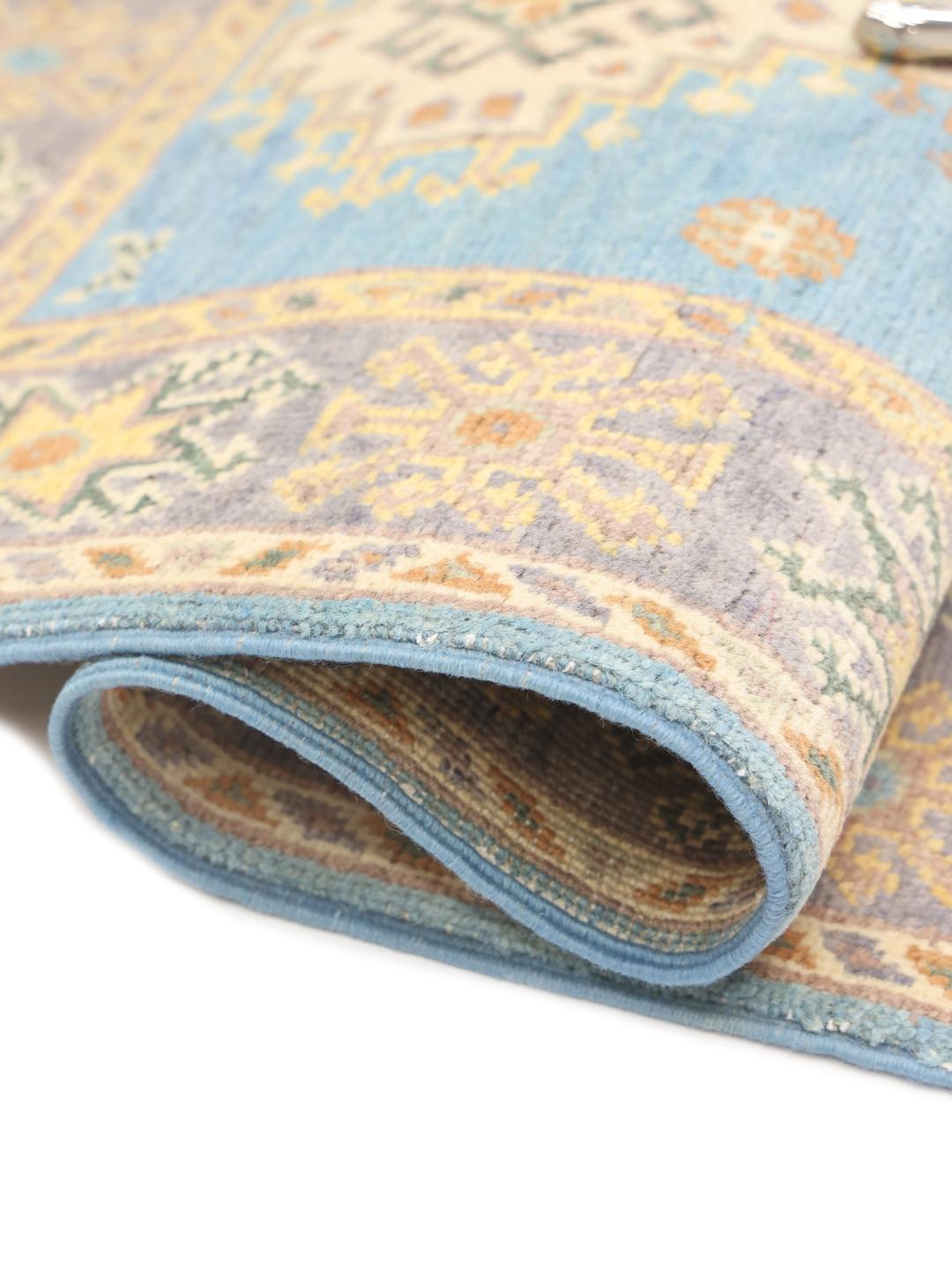 Handgeknoopt Afghaans Kazak-tapijt met blauwe achtergrond en geometrische motieven.