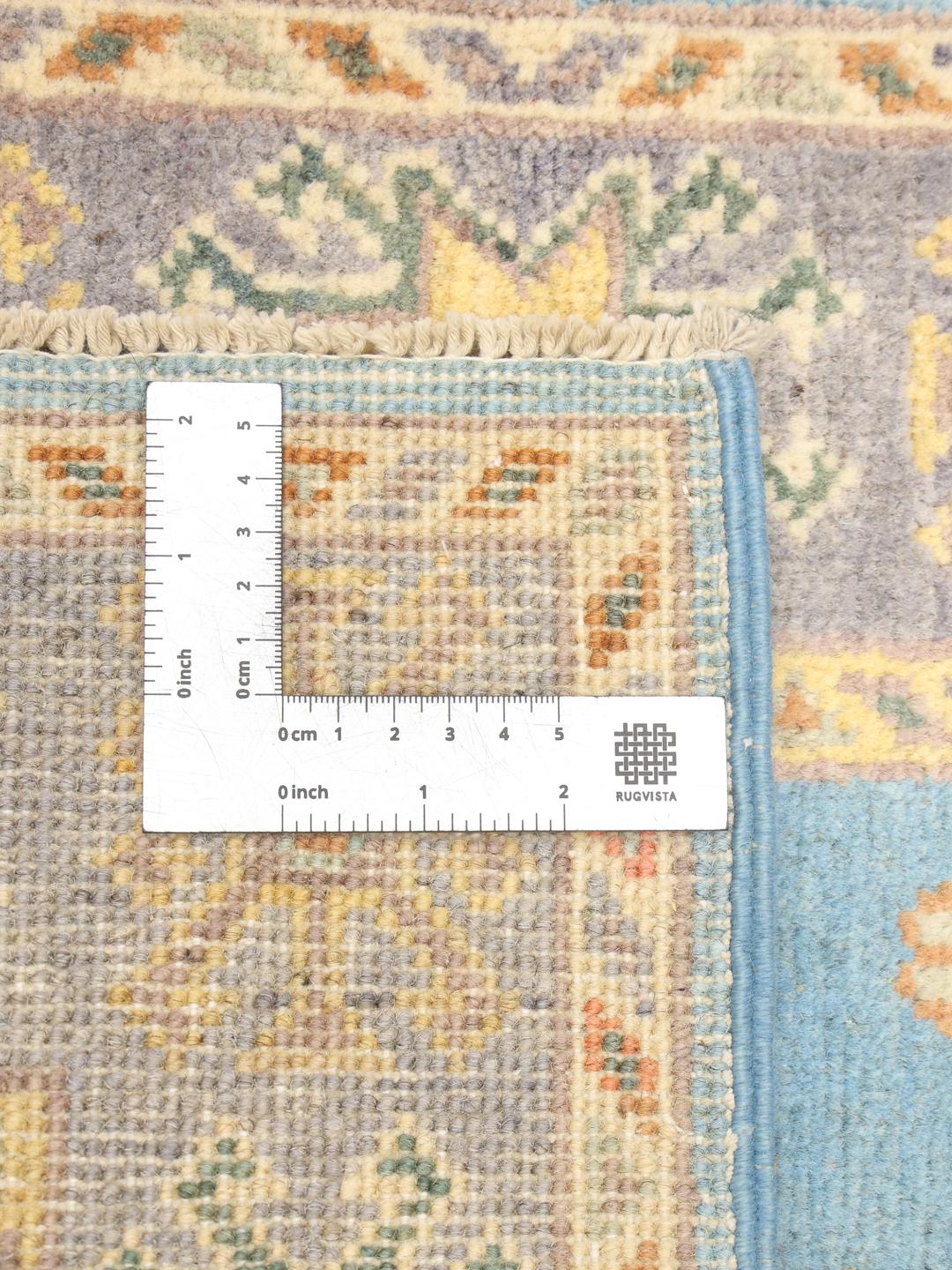 Handgeknoopt Afghaans Kazak-tapijt met blauwe achtergrond en geometrische motieven.