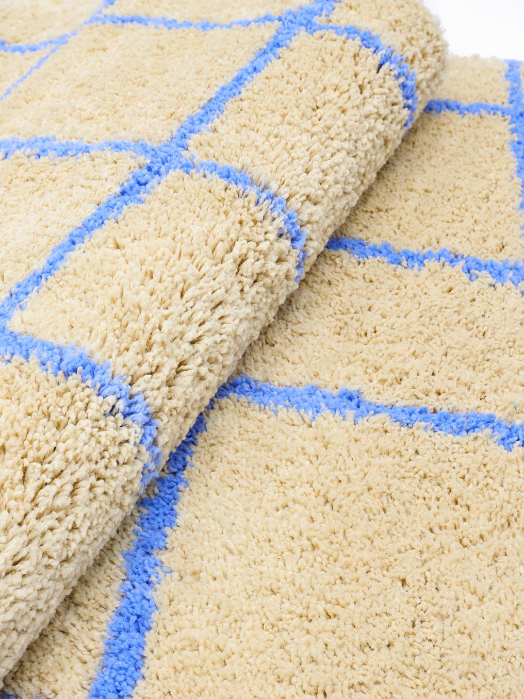 Tapis beige et bleu avec un motif à grille