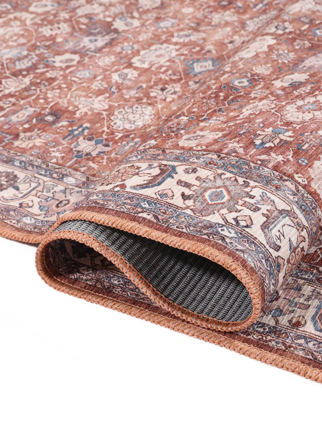 Rood tapijt met gedetailleerd Oosters patroon