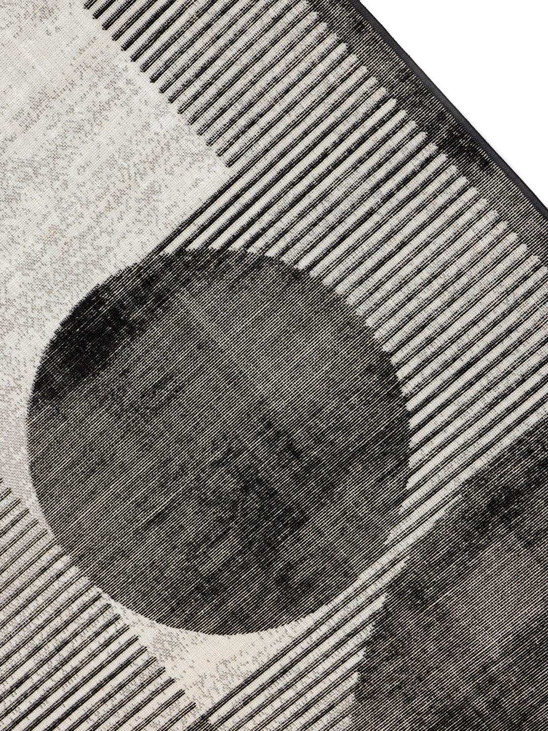 zwart en wit vloerkleed met geometrisch patroon