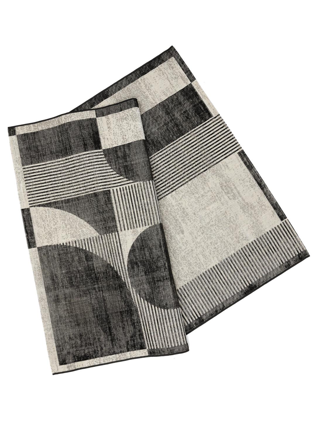zwart en wit vloerkleed met geometrisch patroon