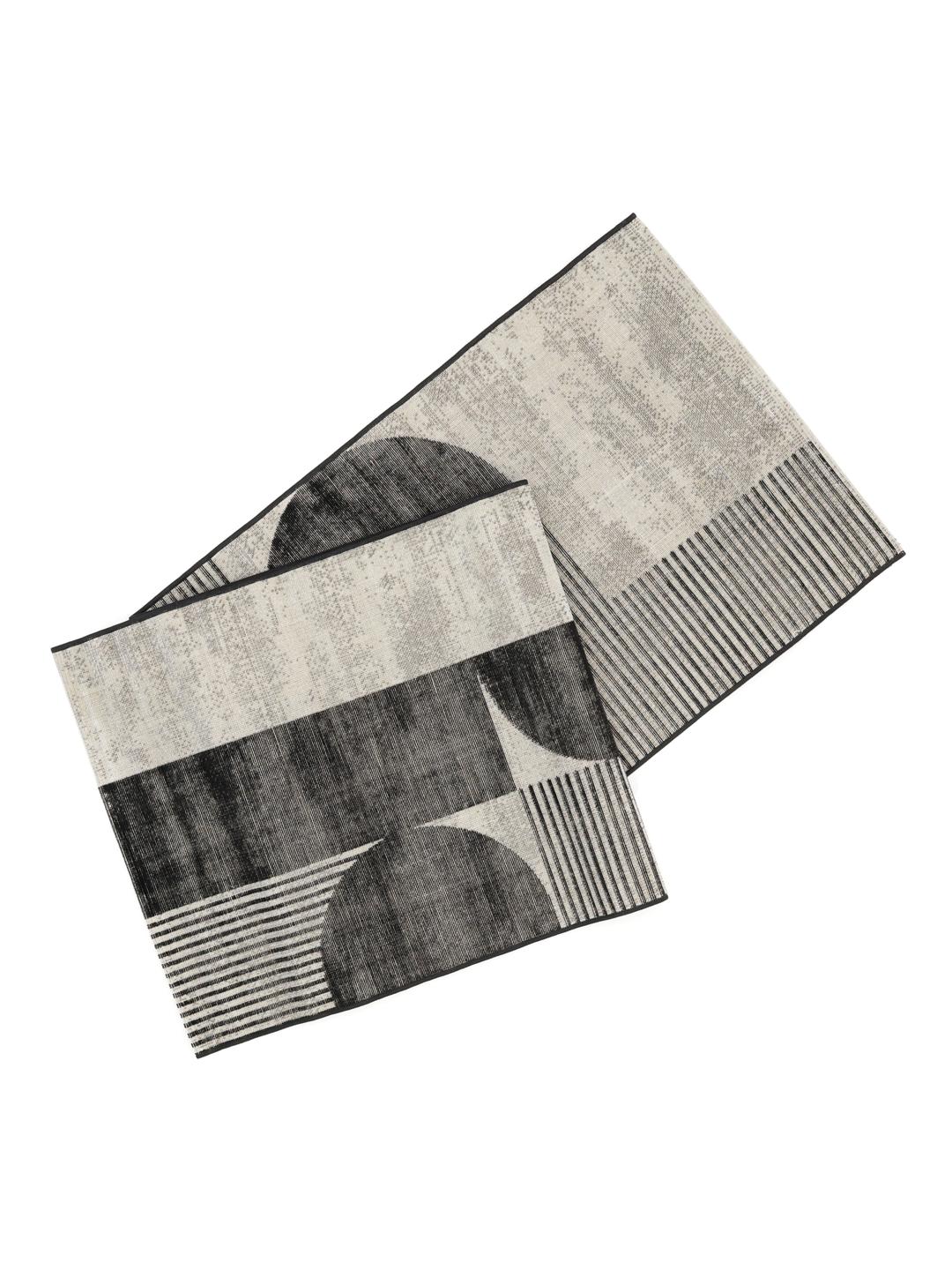 zwart-witte loper met cirkelmotieven