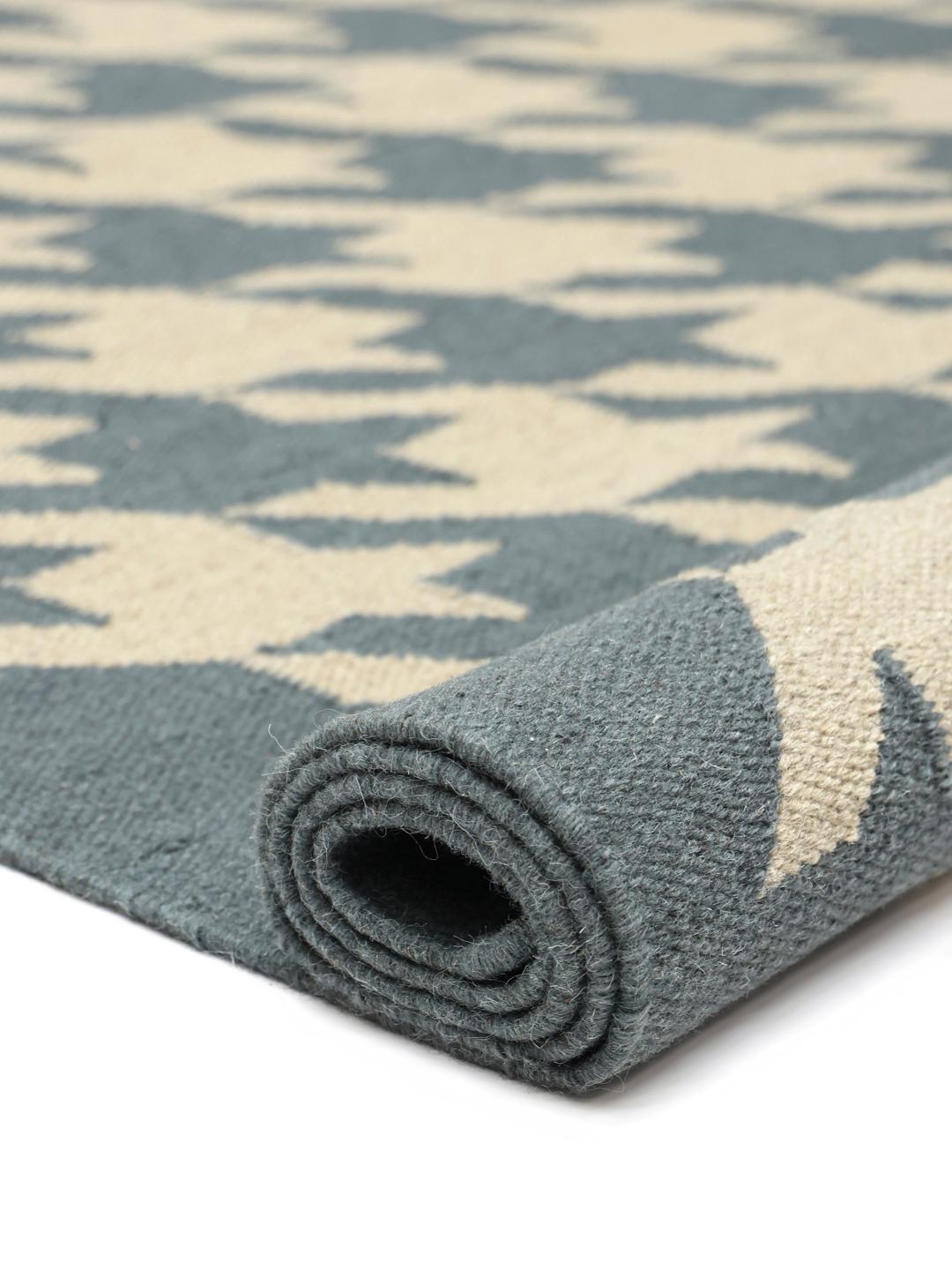 Een blauw en beige loper met houndstooth-patroon