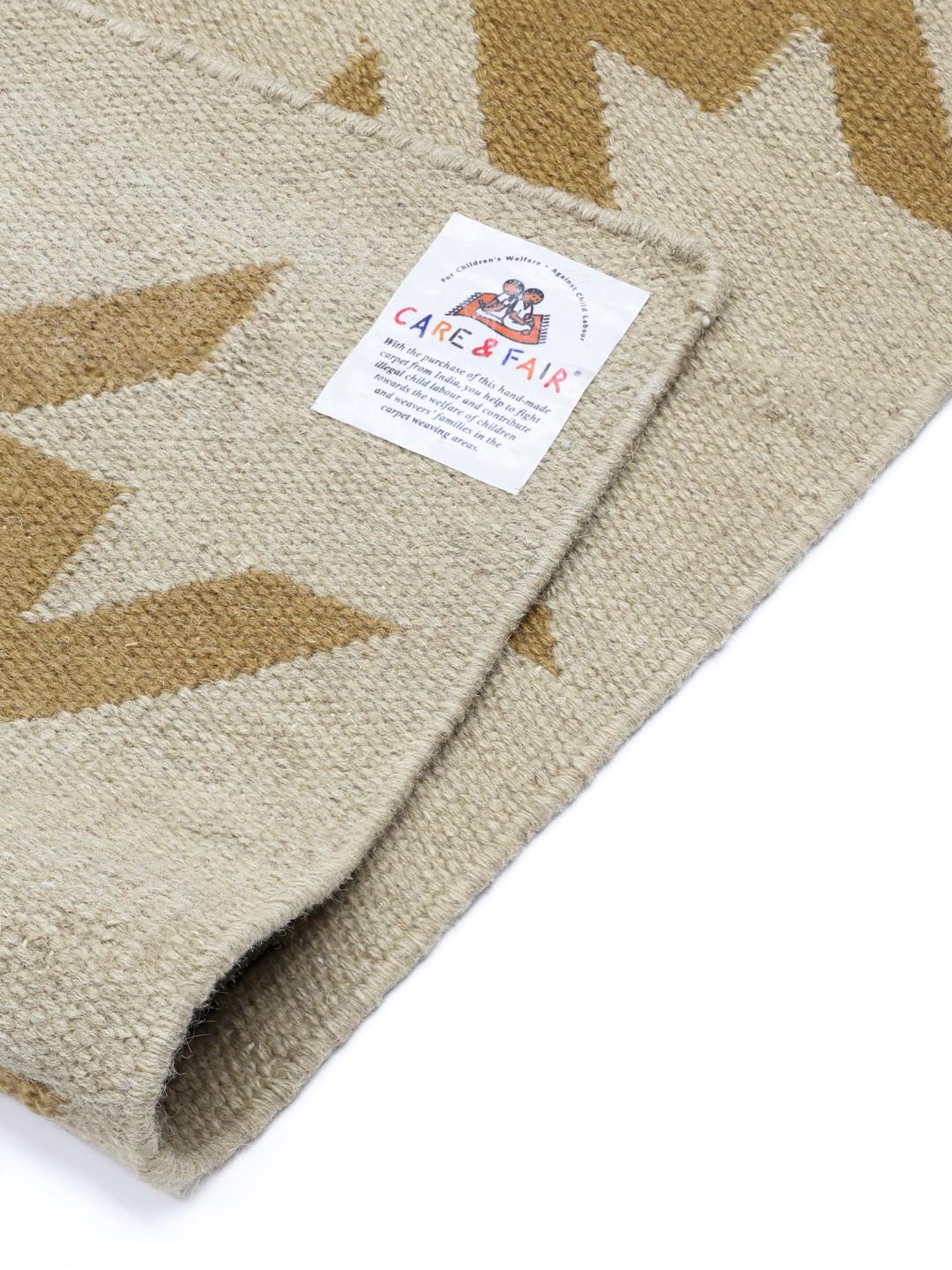 Beige en bruin tapijt met houndstooth-patroon