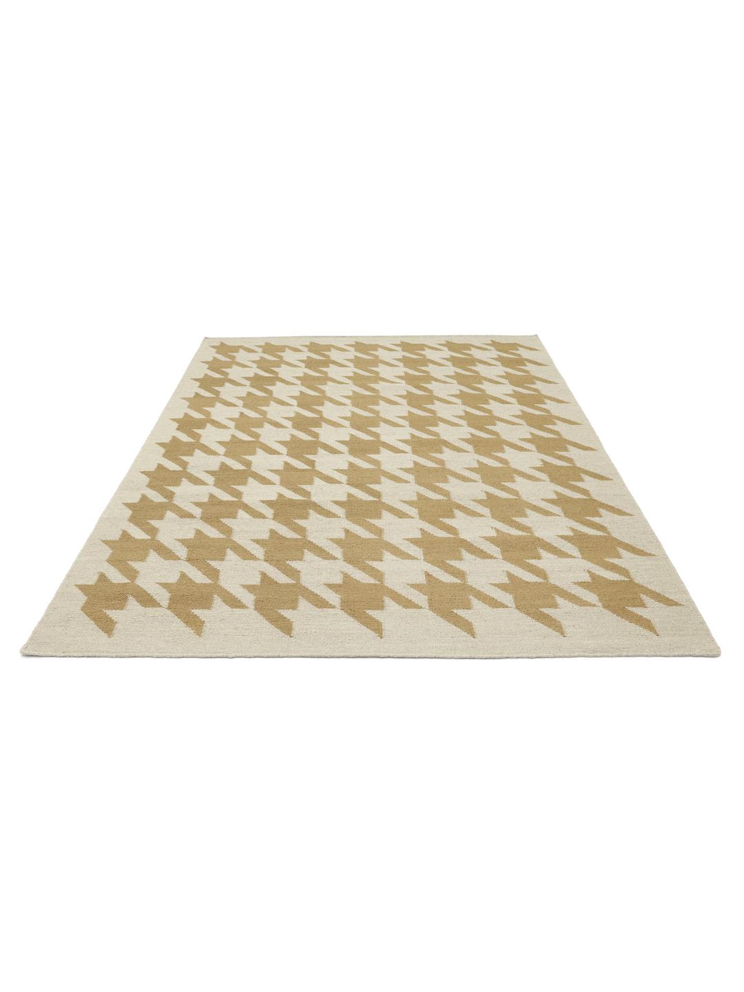 Beige og brunt tæppe med houndstooth-mønster