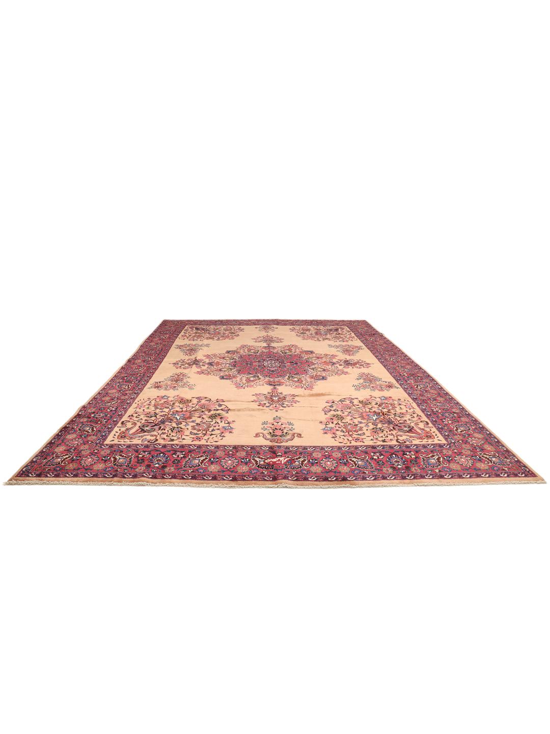 Een groot handgeknoopt Mashad-tapijt uit het Midden-Oosten met een beige veld en bloemmotieven.