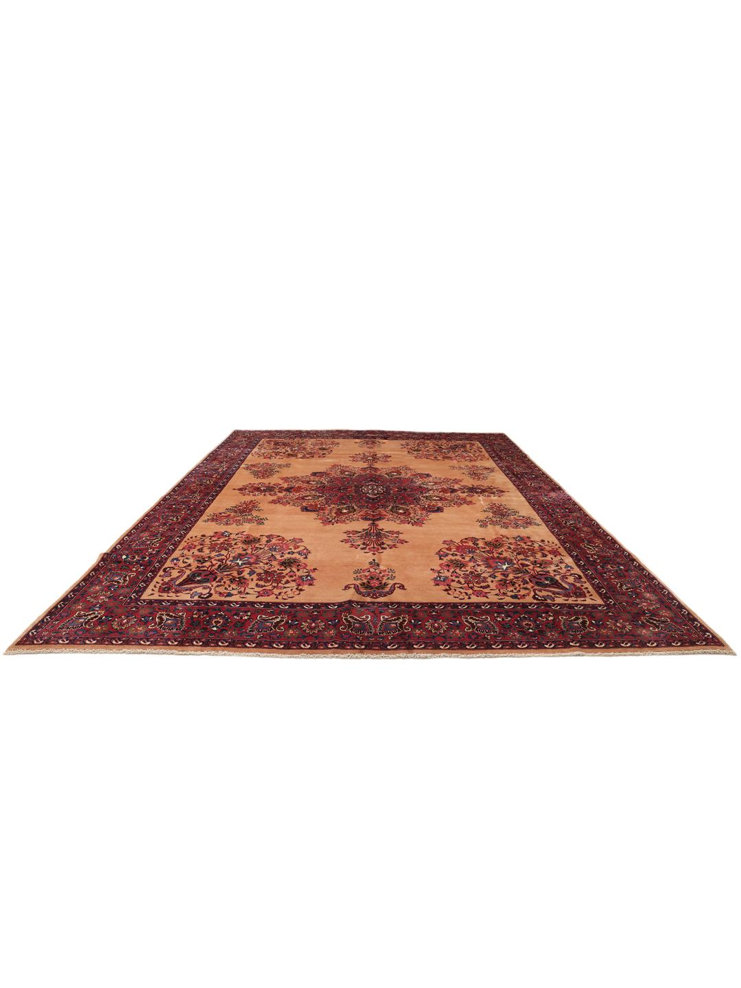Een groot handgeknoopt Mashad-tapijt uit het Midden-Oosten met een beige veld en bloemmotieven.