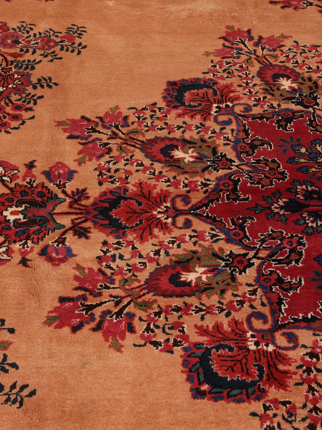 Een groot handgeknoopt Mashad-tapijt uit het Midden-Oosten met een beige veld en bloemmotieven.