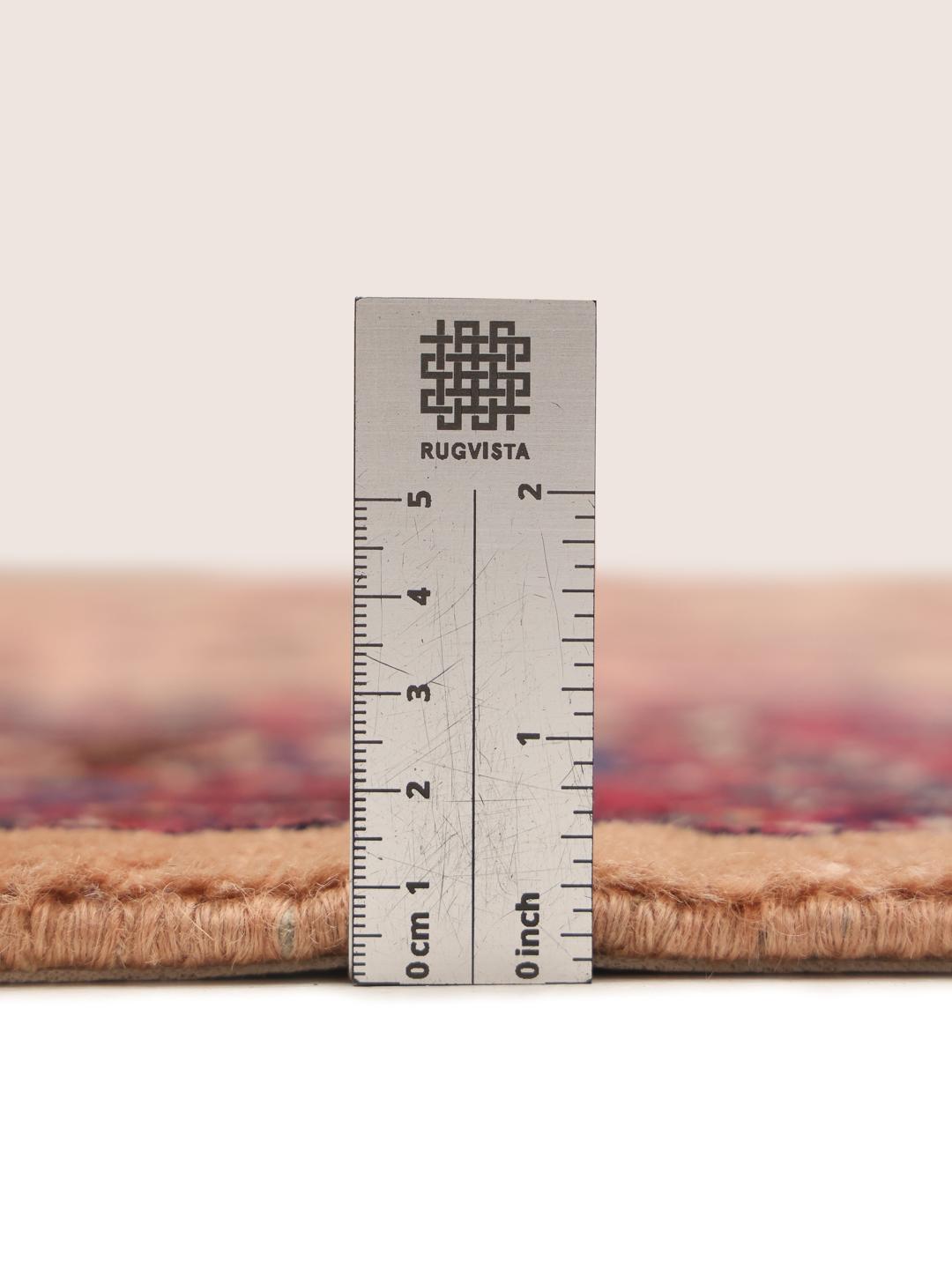 Een groot handgeknoopt Mashad-tapijt uit het Midden-Oosten met een beige veld en bloemmotieven.