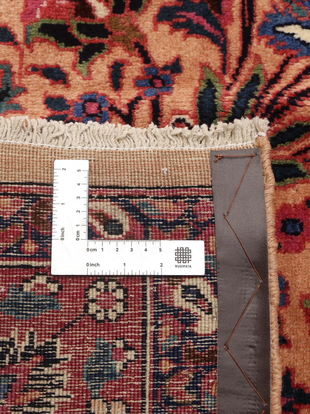 Een groot handgeknoopt Mashad-tapijt uit het Midden-Oosten met een beige veld en bloemmotieven.