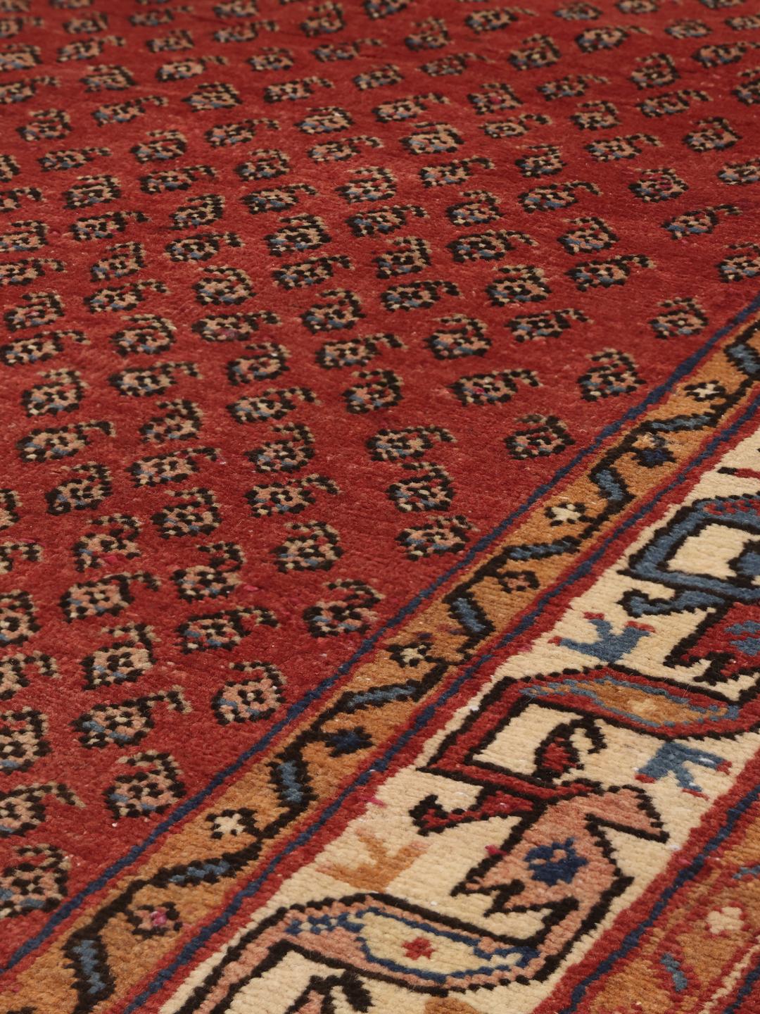 Handgeknoopte rode Arak loper met ingewikkelde geometrische patronen