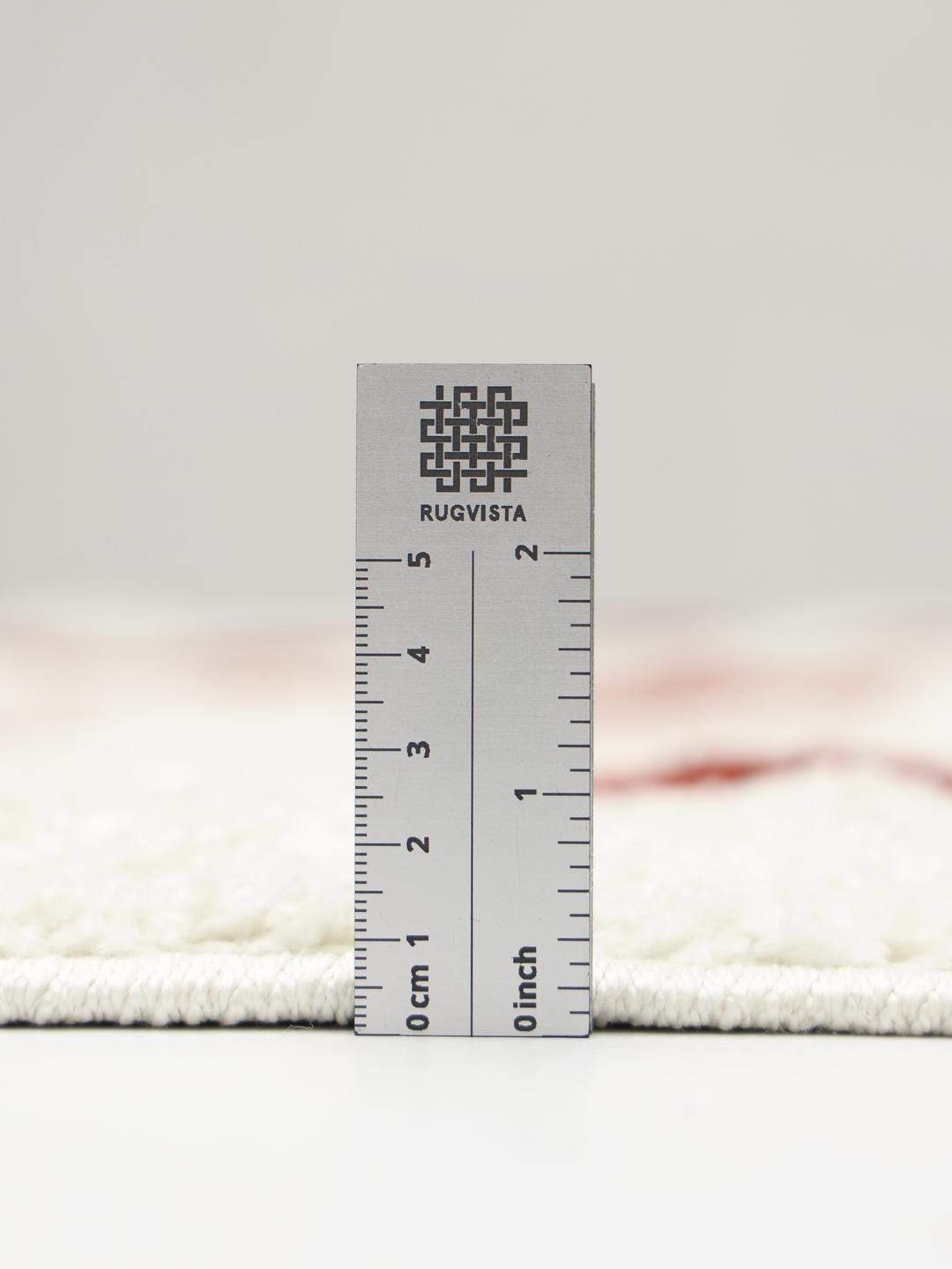 Tapis rond avec un motif de cœurs rouges sur fond blanc cassé