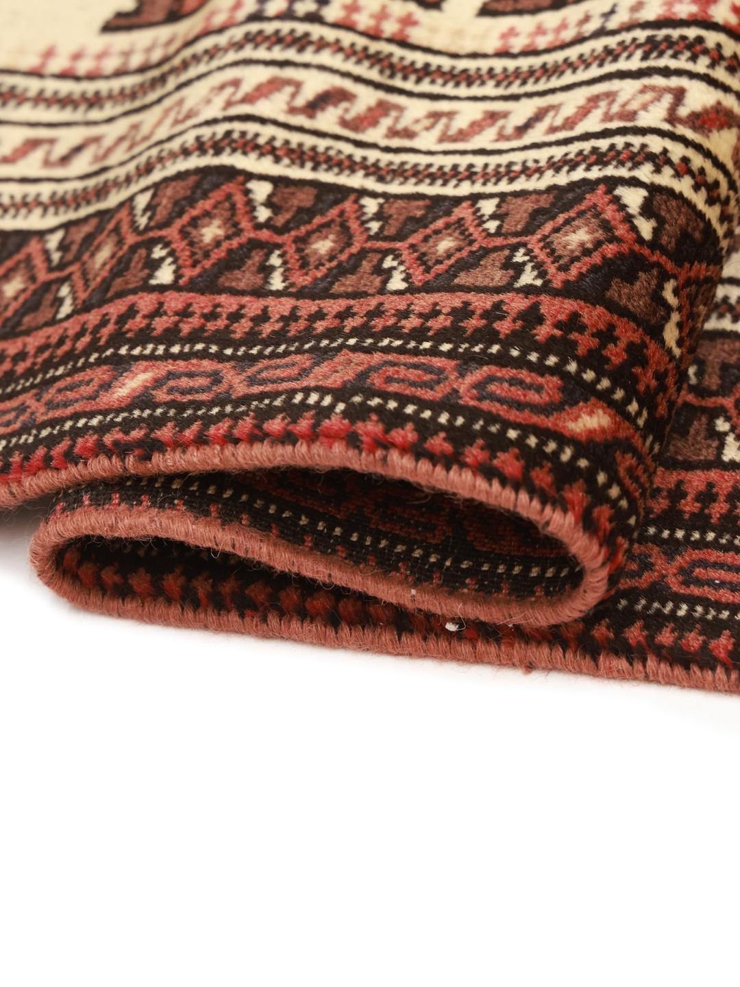 Handgeknoopt Baluch-tapijt uit het Midden-Oosten in rode en beige tinten.