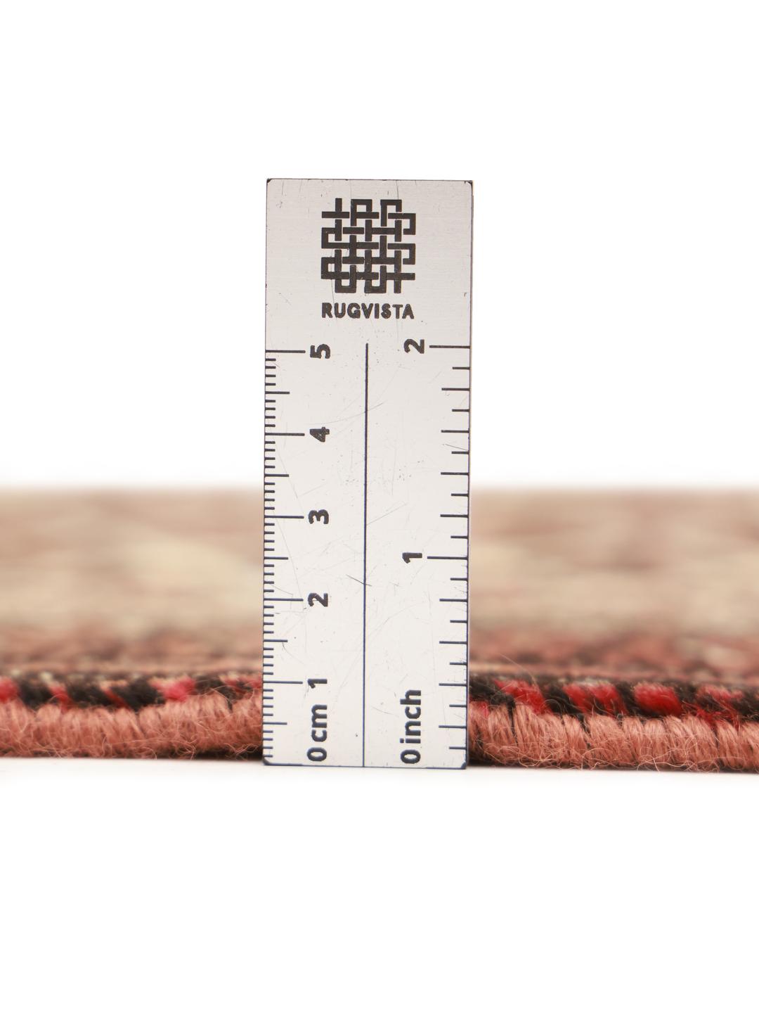 Handgeknoopt Baluch-tapijt uit het Midden-Oosten in rode en beige tinten.