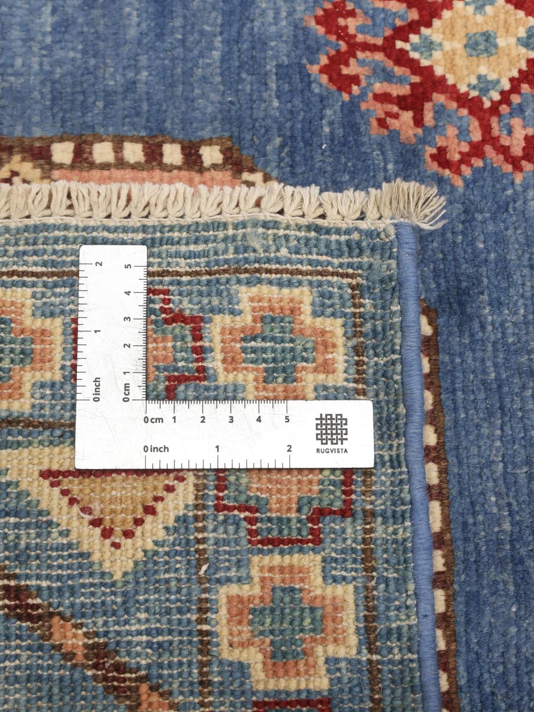 Un covor Kazak afgan înnodat manual, în nuanțe de albastru cu medalioane geometrice