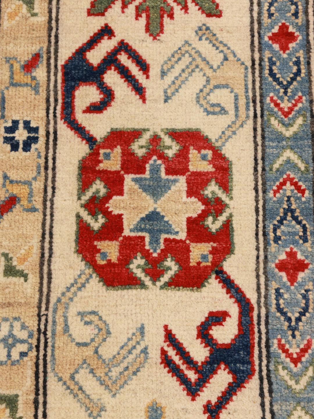 Ručně vázaný afghánský koberec Kazak s živým červeným polem a geometrickými vzory
