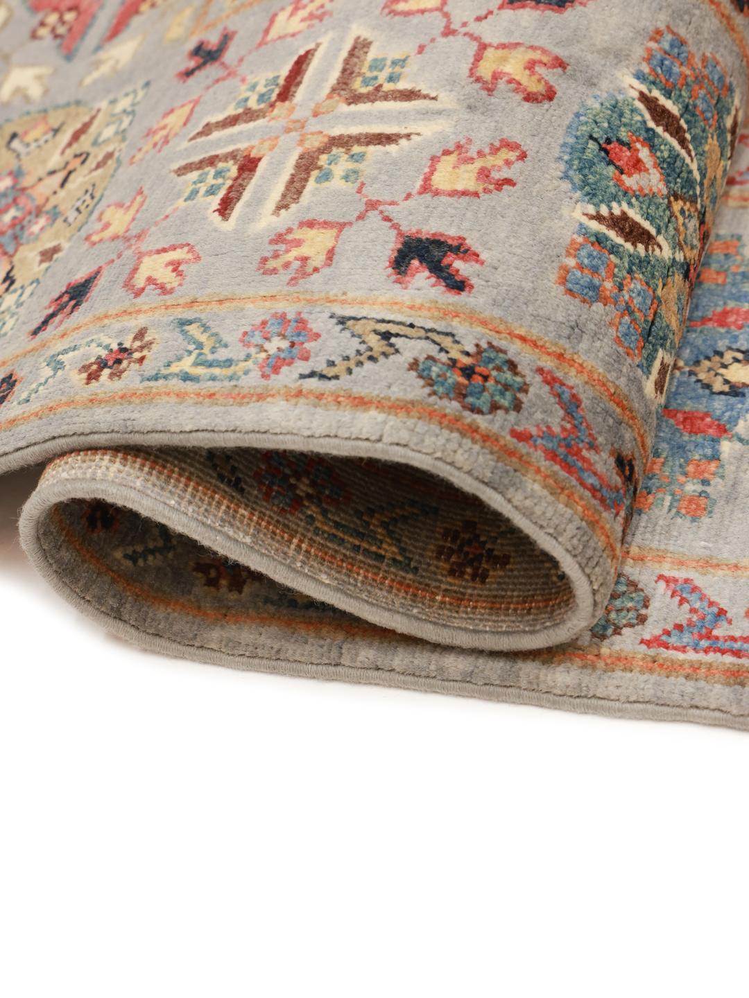 Tapis afghan noué à la main avec un champ bleu clair et des bordures décoratives