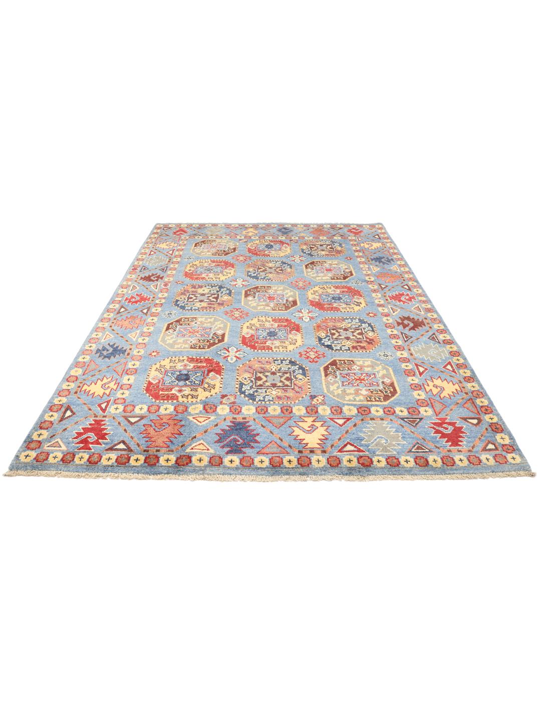 Handgeknoopt Kazak-tapijt uit Afghanistan met een blauwe achtergrond en geometrische medaillonpatronen.