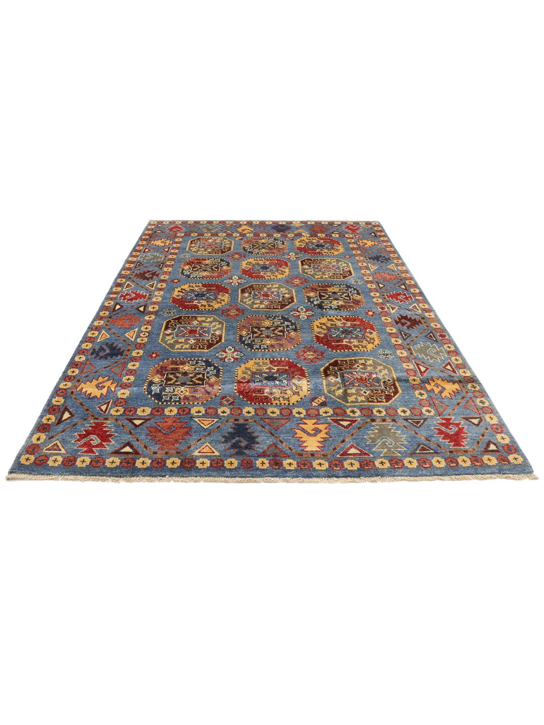 Handgeknoopt Kazak-tapijt uit Afghanistan met een blauwe achtergrond en geometrische medaillonpatronen.