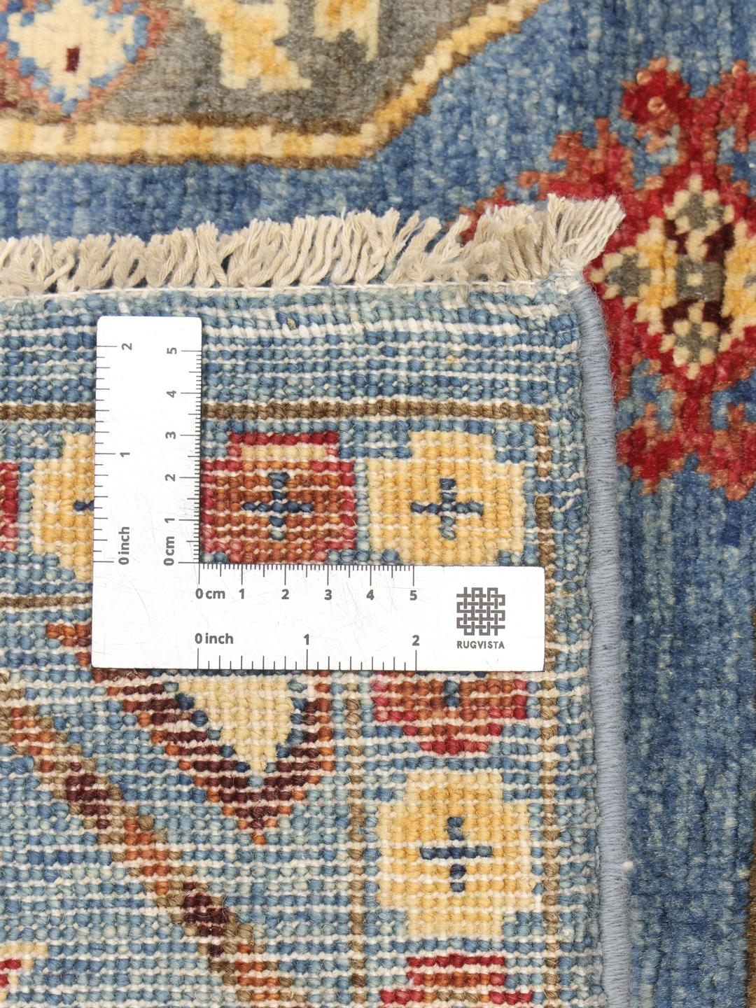 Handgeknoopt Kazak-tapijt uit Afghanistan met een blauwe achtergrond en geometrische medaillonpatronen.