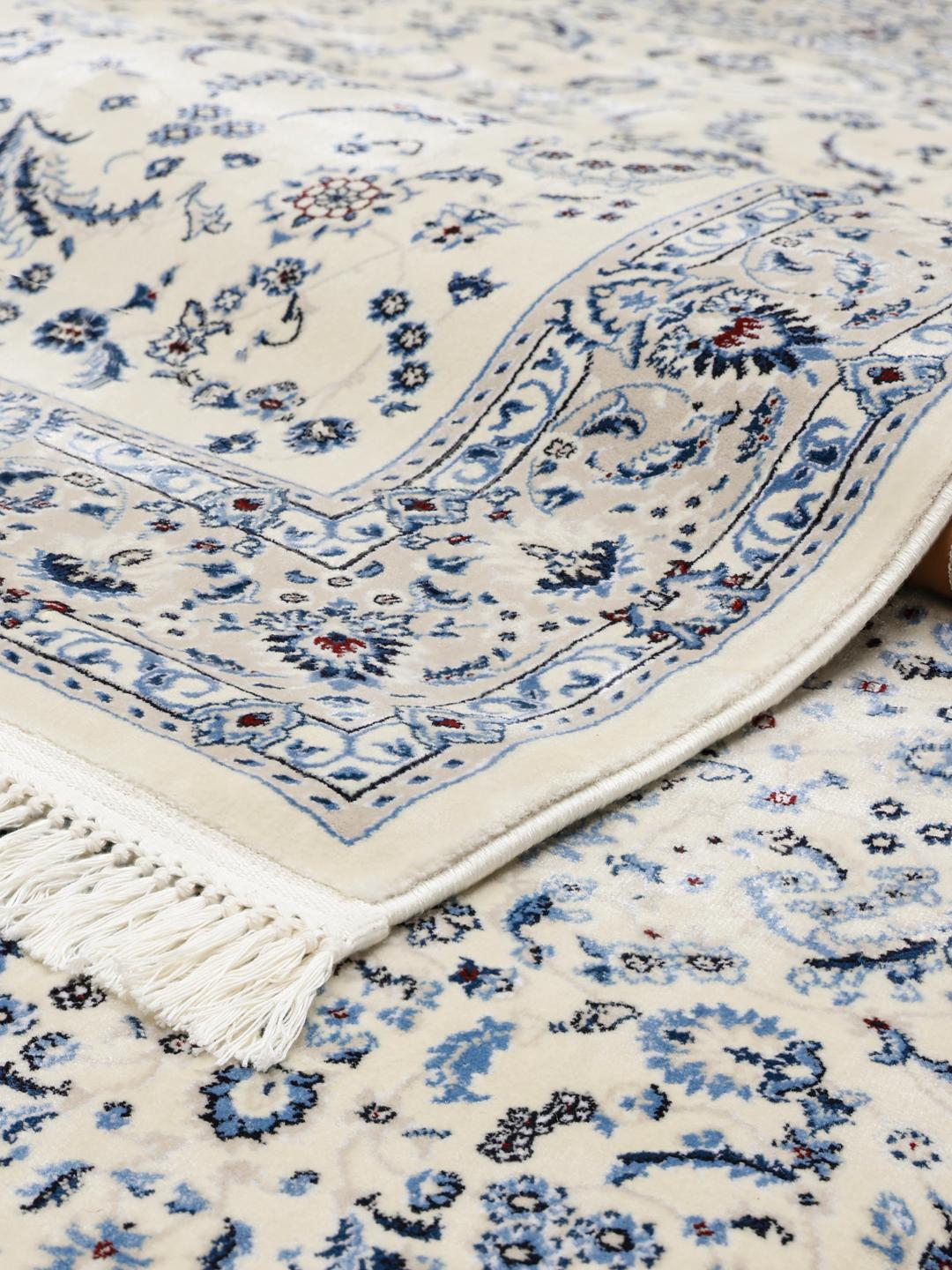 tapis blanc crème aux motifs traditionnels complexes