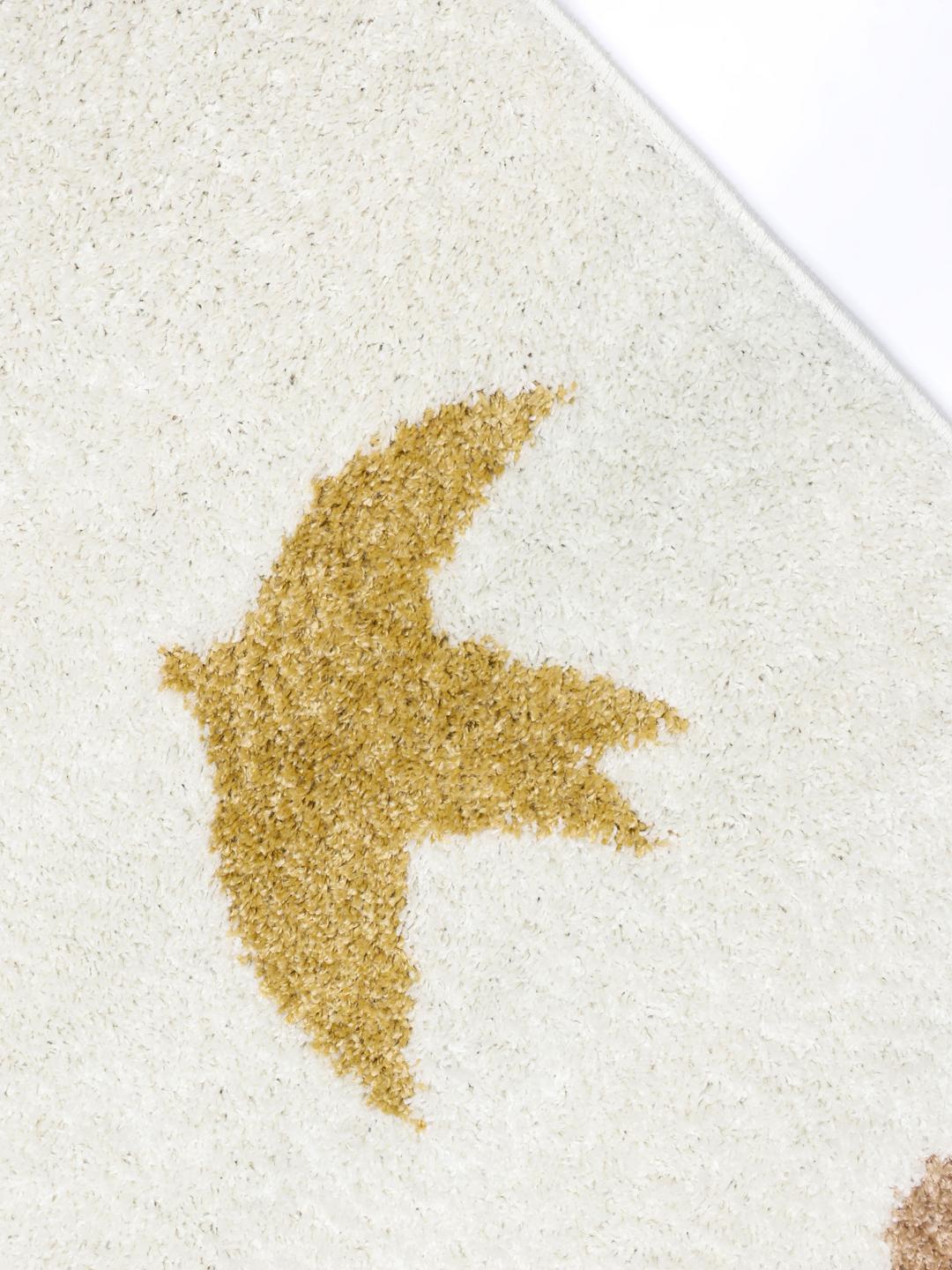 Kinderkleed in off white met veelkleurige vogel- en sterrenmotieven
