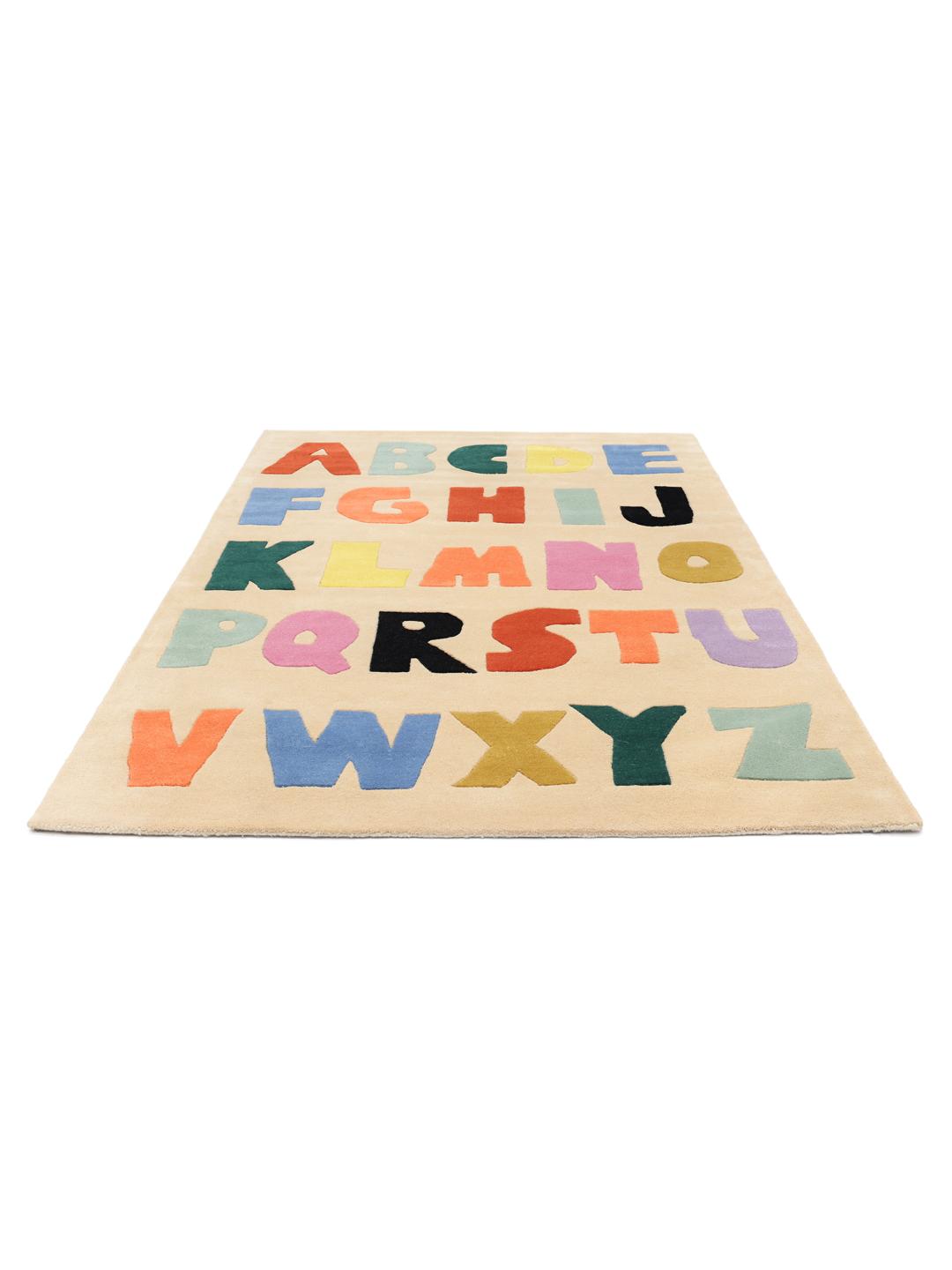 Een beige vloerkleed met een kleurrijk alfabetpatroon in verschillende tinten