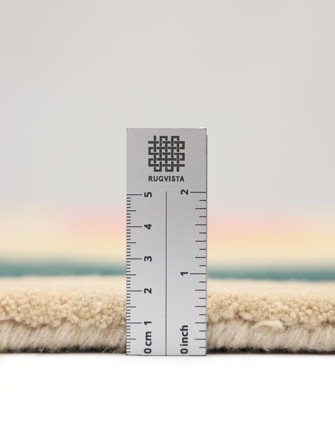 Een beige vloerkleed met een kleurrijk alfabetpatroon in verschillende tinten