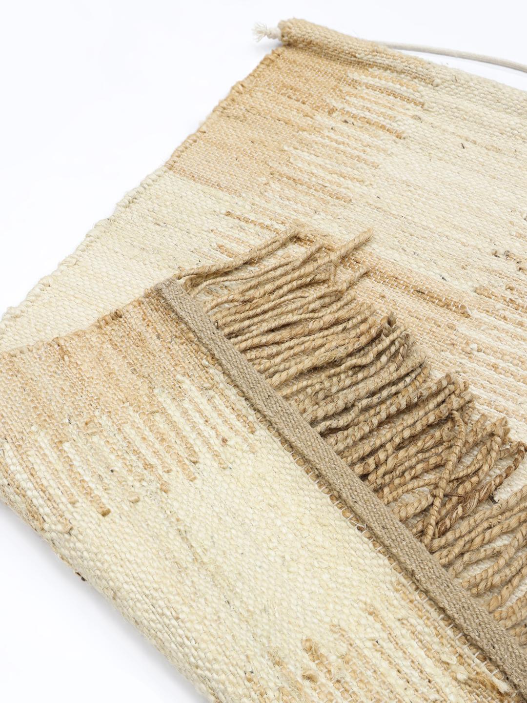 Beige wanddecoratie met een geweven textuur