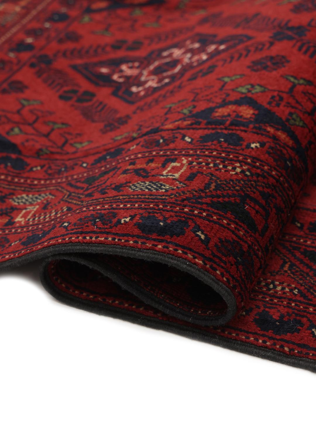 Tapis Afghan Khal Mohammadi noué à la main en rouge profond avec des motifs de médaillons géométriques.
