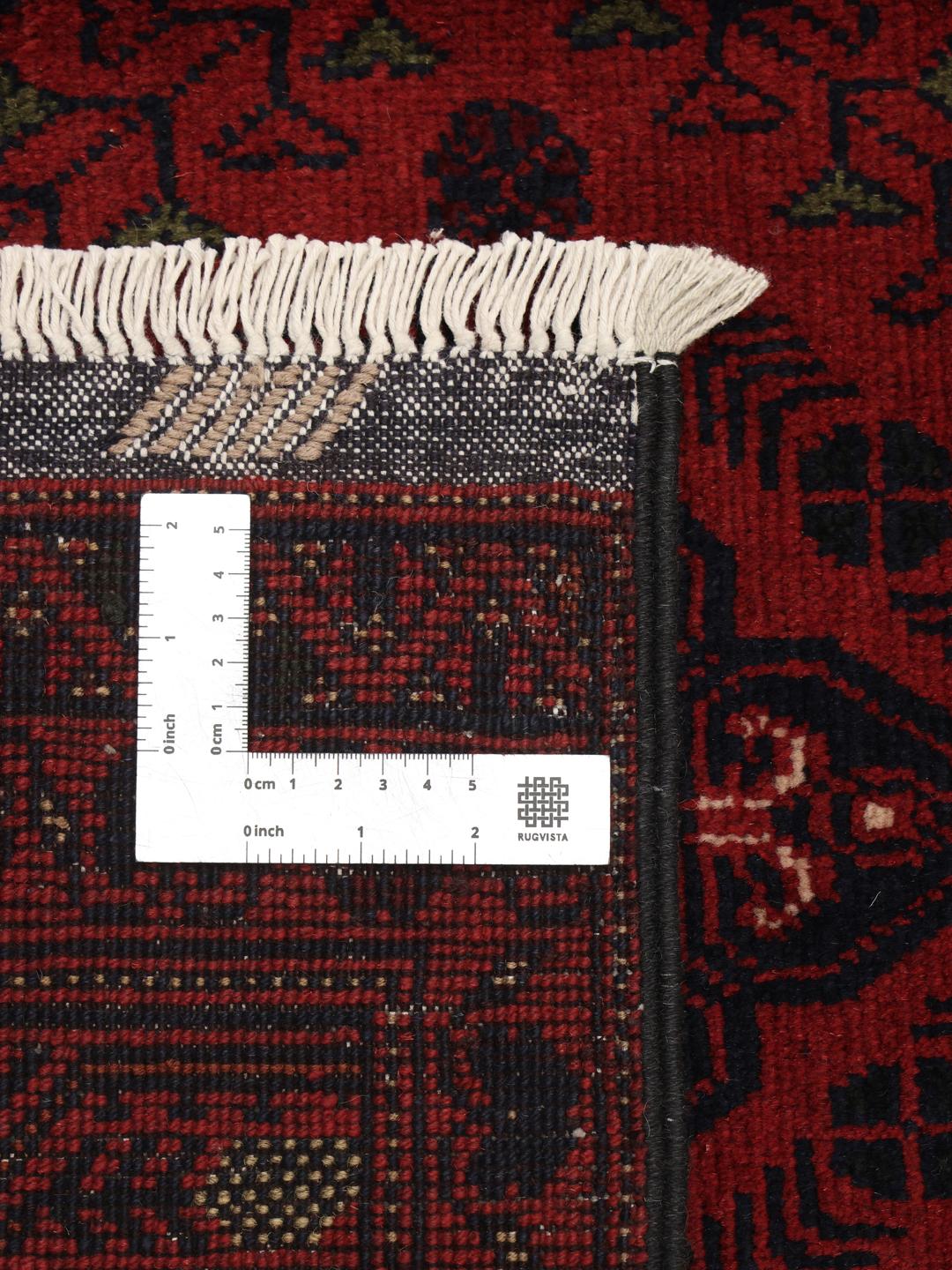 Tapis Afghan Khal Mohammadi noué à la main en rouge profond avec des motifs de médaillons géométriques.