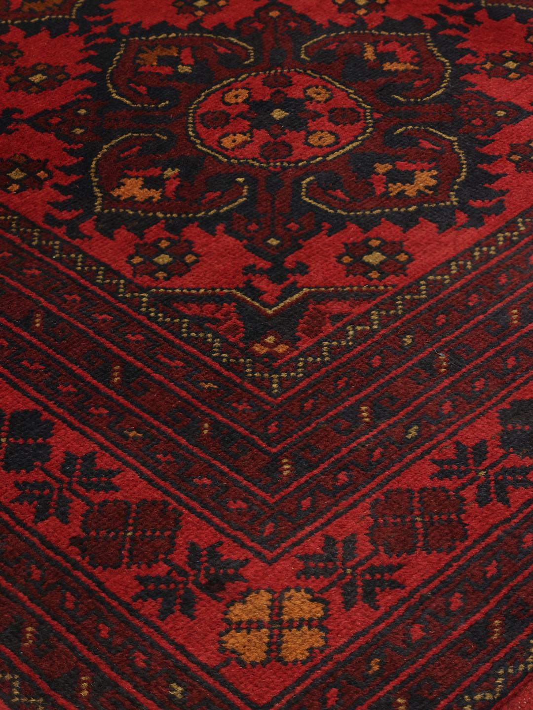 Tapis Afghan Khal Mohammadi rouge profond avec des motifs géométriques