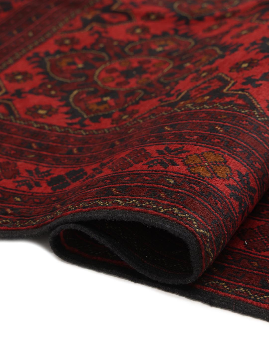 Tapis Afghan Khal Mohammadi rouge profond avec des motifs géométriques
