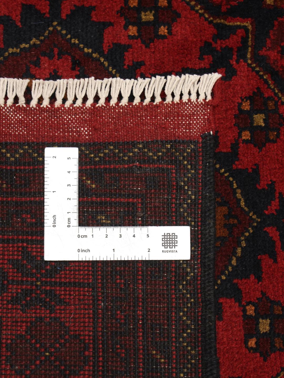Tapis Afghan Khal Mohammadi rouge profond avec des motifs géométriques